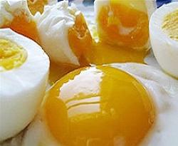 Включение яиц в рацион питания способствует активизации работы мозга, устойчивости нервной системы