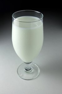 Калорийность продуктов - Калорийность молока, полезные свойства