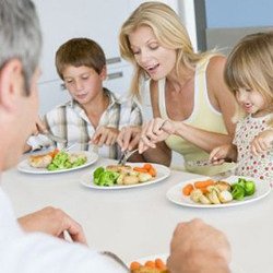 В семье должен кто-то первым сказать, что нужно меньше есть и что всем нам необходимо худеть