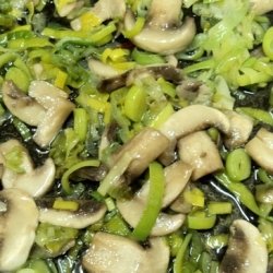 Лук-порей является прекрасной добавкой практически во все салаты, супы и бульоны диетической кухни